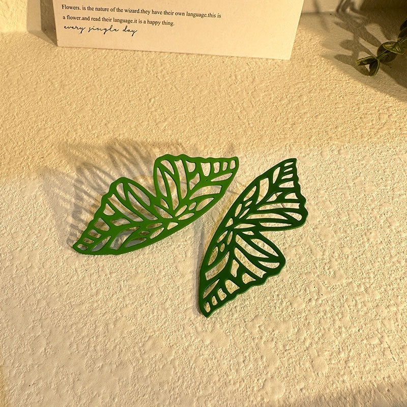 Pendientes de color sólido de mariposa y hueco.